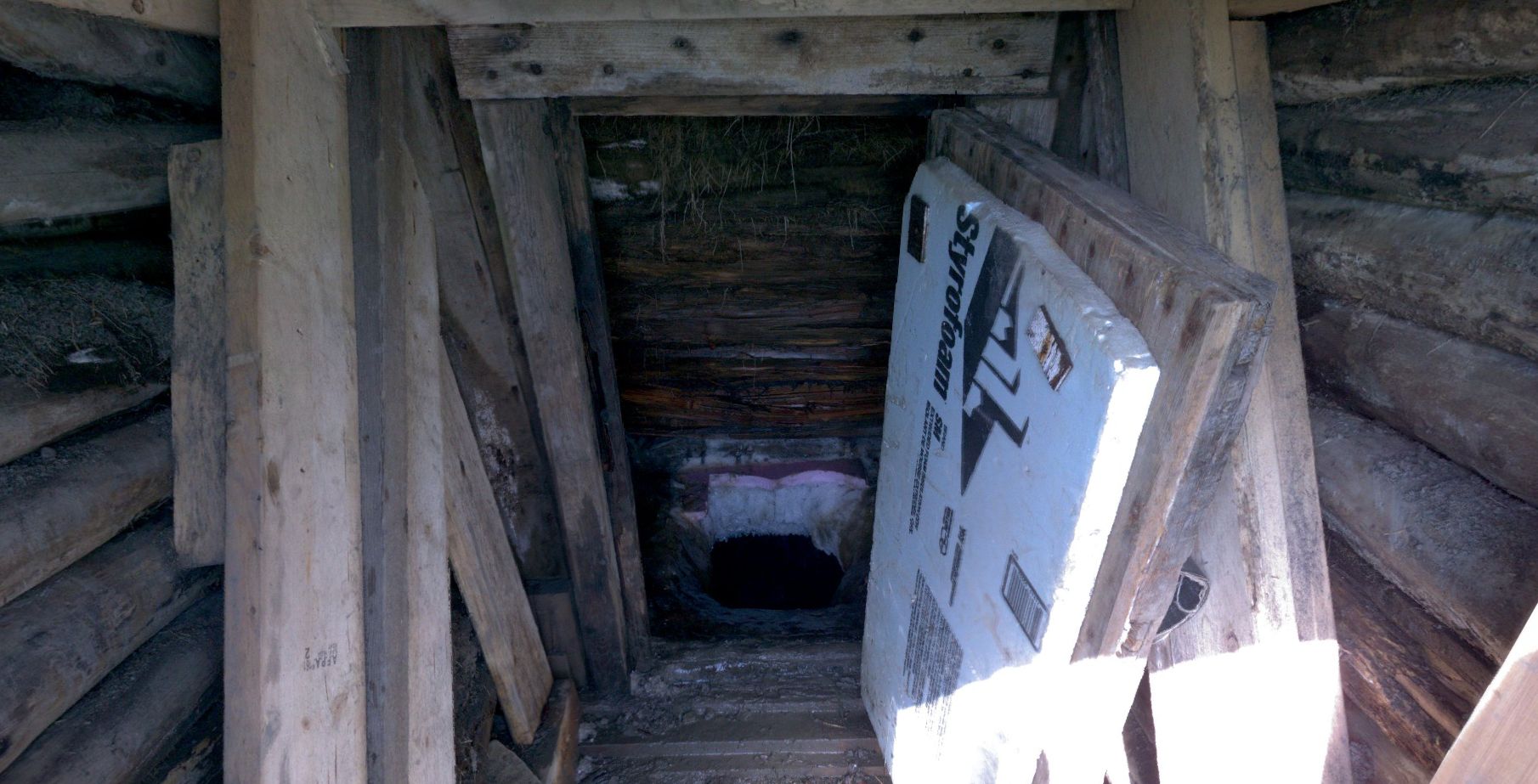 Panoramic view of scanning location 5 of the entrance into the interior of the Ice House on Herschel Island